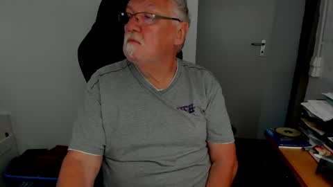Snapshot of sharlots_pet chatting on 04-27-26, 08:45 sharlots_pet online show from 04-27-26, 08:45