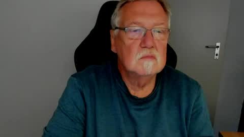 Snapshot of sharlots_pet chatting on 05-06-26, 09:14 sharlots_pet online show from 05-06-26, 09:14
