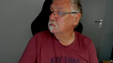 Snapshot of sharlots_pet chatting on 05-07-26, 10:42 sharlots_pet online show from 05-07-26, 10:42