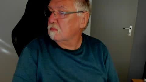 Snapshot of sharlots_pet chatting on 05-08-26, 06:52 sharlots_pet online show from 05-08-26, 06:52