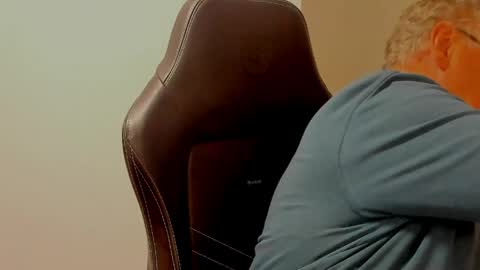 Snapshot of sharlots_pet chatting on 05-11-26, 10:21 sharlots_pet online show from 05-11-26, 10:21
