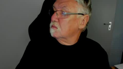Snapshot of sharlots_pet chatting on 05-12-26, 10:34 sharlots_pet online show from 05-12-26, 10:34