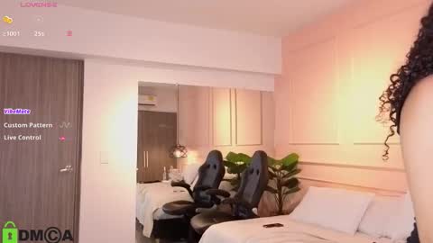 Snapshot of sharonn___ chatting on 03-23-26, 03:43 Sharon online show from 03-23-26, 03:43