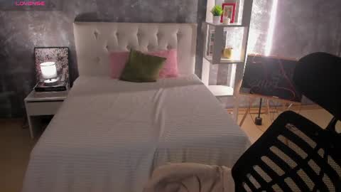 Snapshot of shiny_lisss chatting on 06-19-26, 02:05 Lisa online show from 06-19-26, 02:05