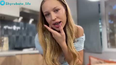 Snapshot of shyrubate chatting on 07-18-26, 06:28 Aurora online show from 07-18-26, 06:28