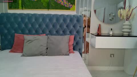 Sienna online show from 01-17-26, 05:12