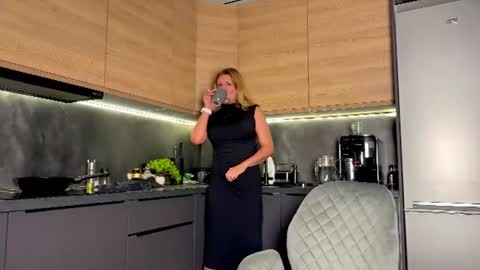 Snapshot of simply_sasha chatting on 06-14-26, 08:27 A present for me online show from 06-14-26, 08:27