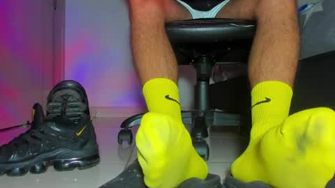 only foot                         worshipers here online show from 04-03-26, 12:03