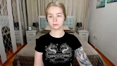 Snapshot of sirenabloom chatting on 06-12-26, 04:33 SirenaBloom online show from 06-12-26, 04:33