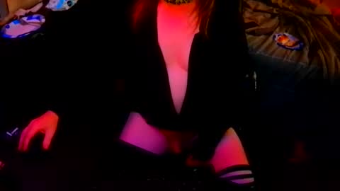 Snapshot of sissyred2314 chatting on 09-28-25, 01:33 red online show from 09-28-25, 01:33