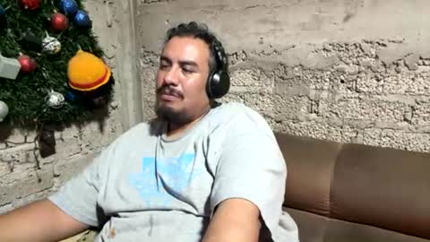 Snapshot of skinhell chatting on 06-26-26, 03:55 Elias online show from 06-26-26, 03:55