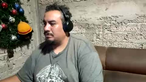 Snapshot of skinhell chatting on 07-01-26, 04:25 Elias online show from 07-01-26, 04:25