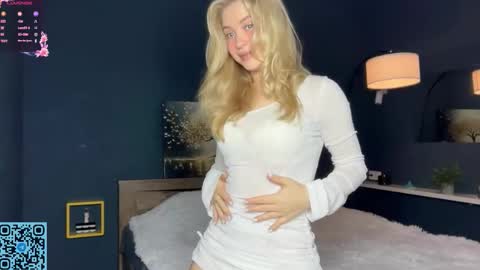 Snapshot of skyeveil chatting on 10-24-25, 07:10 Skye online show from 10-24-25, 07:10