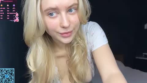 Snapshot of skyeveil chatting on 10-31-25, 06:42 Skye online show from 10-31-25, 06:42