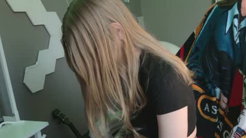 Snapshot of skyiswoke chatting on 07-10-26, 01:03 Sky online show from 07-10-26, 01:03