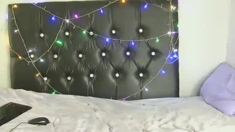 slipperylipsx online show from 04-12-26, 07:57