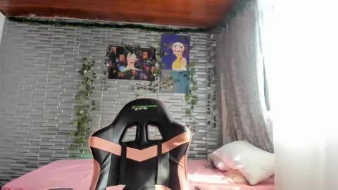 Snapshot of slone03 chatting on 10-21-25, 07:03 slone03 online show from 10-21-25, 07:03