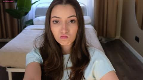 Snapshot of slow_flower chatting on 04-12-26, 12:10 Emilia online show from 04-12-26, 12:10