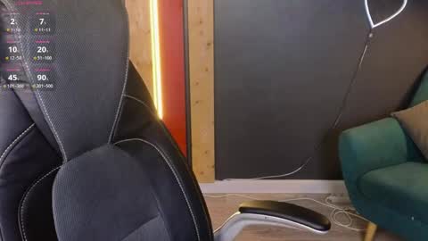 Snapshot of slow_flower chatting on 04-16-26, 11:55 Emilia online show from 04-16-26, 11:55