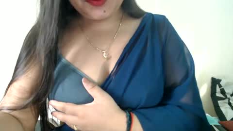 Snapshot of smiley_queen99 chatting on 06-16-26, 02:58 smiley online show from 06-16-26, 02:58