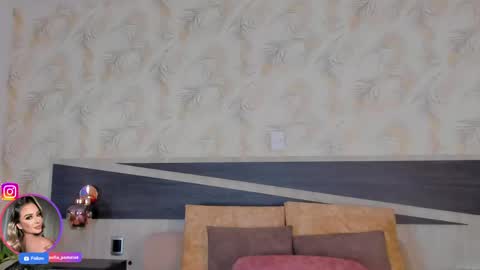 Snapshot of sofia_pamela_ chatting on 04-21-26, 01:42 online show from 04-21-26, 01:42