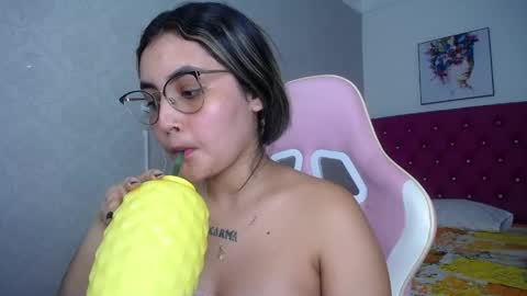 Snapshot of sofiaasexy19 chatting on 05-18-26, 04:07 Sofia online show from 05-18-26, 04:07