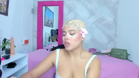 Snapshot of sofiacastillo01 chatting on 06-21-26, 01:35 sofiacastillo01 online show from 06-21-26, 01:35