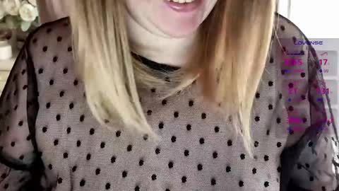Snapshot of soft_body chatting on 04-28-26, 01:27 Hi Im Sofia online show from 04-28-26, 01:27