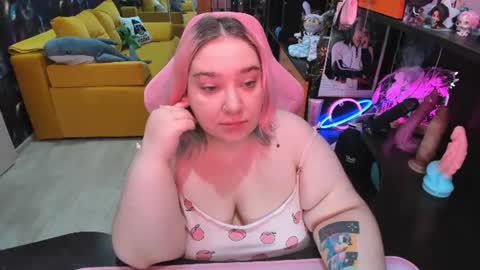 Snapshot of softie_sofy chatting on 06-25-26, 02:44 Sofie online show from 06-25-26, 02:44