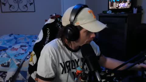 Snapshot of somethinqfunny chatting on 12-08-24, 04:04 Lover Boi online show from 12-08-24, 04:04