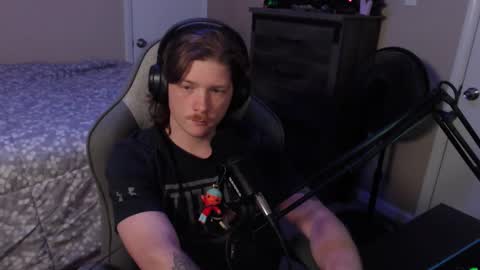 Snapshot of somethinqfunny chatting on 12-30-24, 04:20 Lover Boi online show from 12-30-24, 04:20