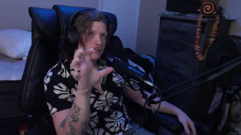 Snapshot of somethinqfunny chatting on 04-08-26, 02:11 Lover Boi online show from 04-08-26, 02:11