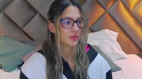 Snapshot of sophia_loreenn chatting on 12-22-25, 02:25 Sofia online show from 12-22-25, 02:25