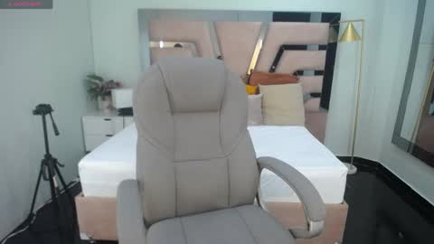 Snapshot of sr_smith_1 chatting on 04-13-26, 01:16 sr_smith_1 online show from 04-13-26, 01:16