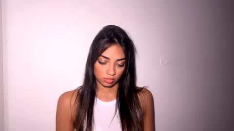 Mia online show from 04-01-26, 12:28