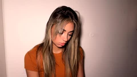 Mia online show from 04-06-26, 10:49