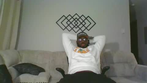 Snapshot of stayinalive1992 chatting on 12-19-25, 04:19 stayinalive1992 online show from 12-19-25, 04:19