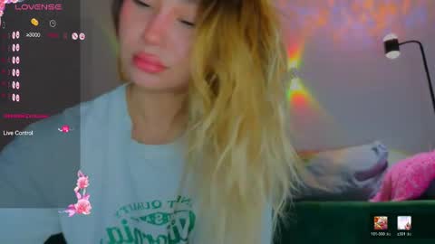 Snapshot of strawberrypie99 chatting on 06-06-26, 04:50 Tati and Lola online show from 06-06-26, 04:50