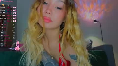 Snapshot of strawberrypie99 chatting on 06-12-26, 12:15 Tati and Lola online show from 06-12-26, 12:15