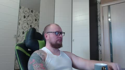 Snapshot of strongass18 chatting on 04-21-26, 08:53 Alex online show from 04-21-26, 08:53