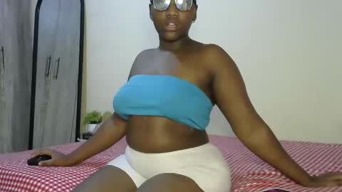 Snapshot of sucker_queen chatting on 12-18-25, 11:00 Beverly online show from 12-18-25, 11:00