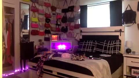 Snapshot of sukkisparkx chatting on 04-16-26, 01:28 lexie online show from 04-16-26, 01:28