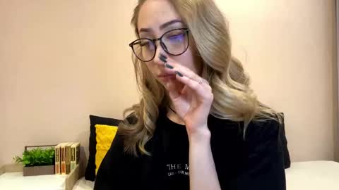 Lexi online show from 12-18-25, 10:21