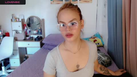Snapshot of superhotvaleria chatting on 06-08-26, 01:09 Im val online show from 06-08-26, 01:09