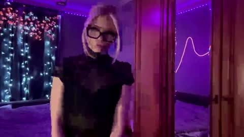Snapshot of suzannabarmes chatting on 05-01-26, 09:19 Stacy online show from 05-01-26, 09:19
