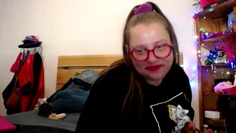 Snapshot of suziestardust chatting on 03-21-26, 12:10 suzie stardust online show from 03-21-26, 12:10