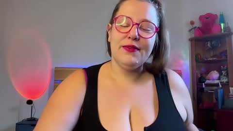 Snapshot of suziestardust chatting on 05-02-26, 03:22 suzie stardust online show from 05-02-26, 03:22