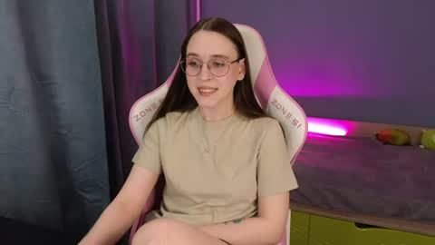 Snapshot of sweet_frosty chatting on 06-20-26, 03:42 Alice online show from 06-20-26, 03:42