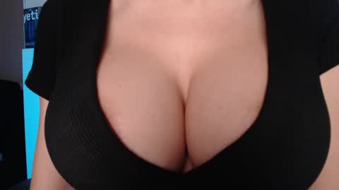 Snapshot of sweet_lil_thing chatting on 02-24-26, 04:32 Jen online show from 02-24-26, 04:32