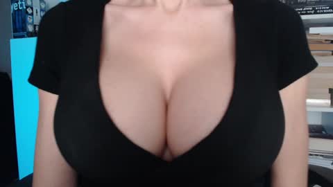 Snapshot of sweet_lil_thing chatting on 02-25-26, 05:39 Jen online show from 02-25-26, 05:39